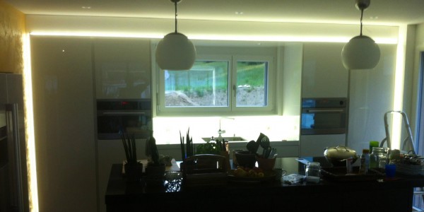 LED Küchenrückwand nach Mass für schattenfreies Arbeiten in der Küche