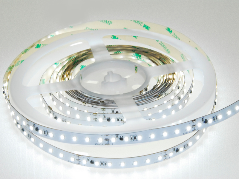 LED-Strip Flex 4900-V inklusive Stromregelung und separatem Dimmkanal. Lichttemperaturen 2700K, 3000K, 4000K oder 5700K. Konverter im Shop LEDwerkstatt.ch.