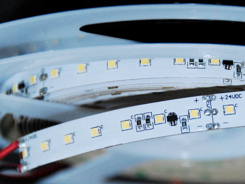 LED-Strip Flex 4900-V SIMFLEX inklusive Stromregelung und separatem Dimmkanal. Lichttemperaturen 2700K, 3000K, 4000K oder 5700K. Konverter in unserem Shop.