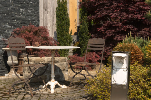 Energiesäule, Steckdosensäule ESOCKET 1200 mit Feller NEVO Apparaten in Edelstahl, Stromsäule für Aussen für Ihren Garten und die Terrasse