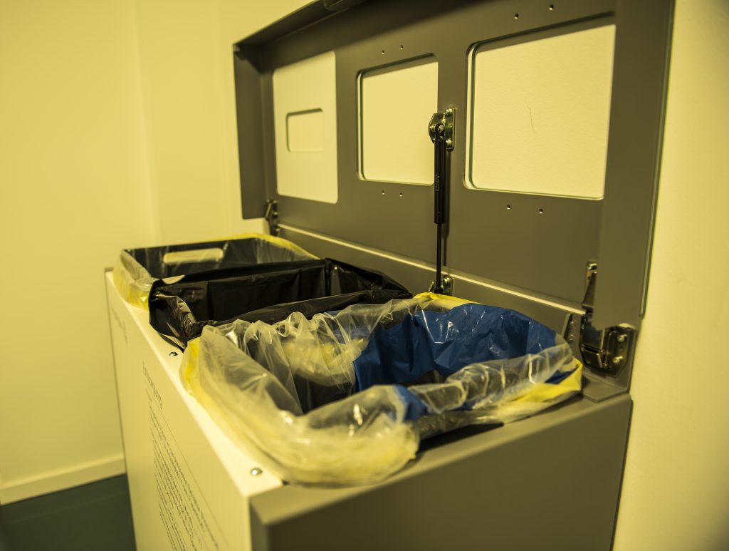 Abfallbehälter, PET, Alu, Papier, Recyclingstation, Wertstoffbehälter, Büro, Office, Innen, Drinnen, Recycling, Box, Bin, Schweiz