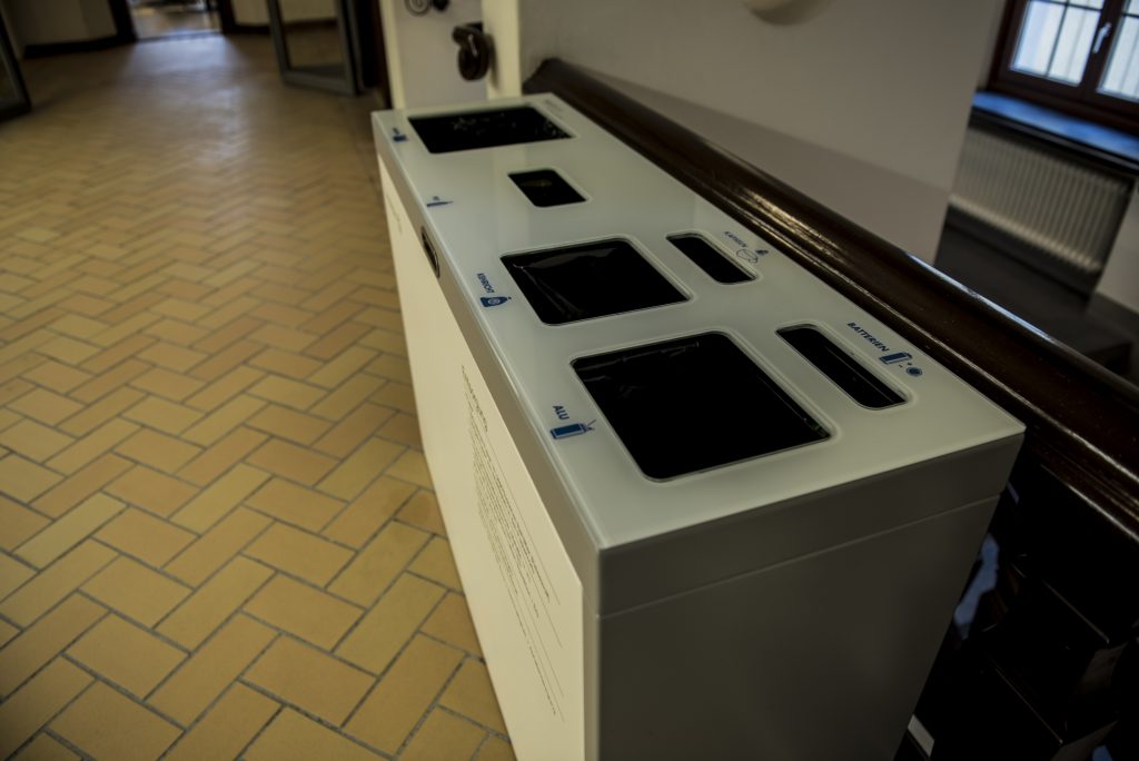 Abfallbehälter, PET, Alu, Papier, Recyclingstation, Wertstoffbehälter, Büro, Office, Innen, Drinnen, Recycling, Box, Bin, Schweiz