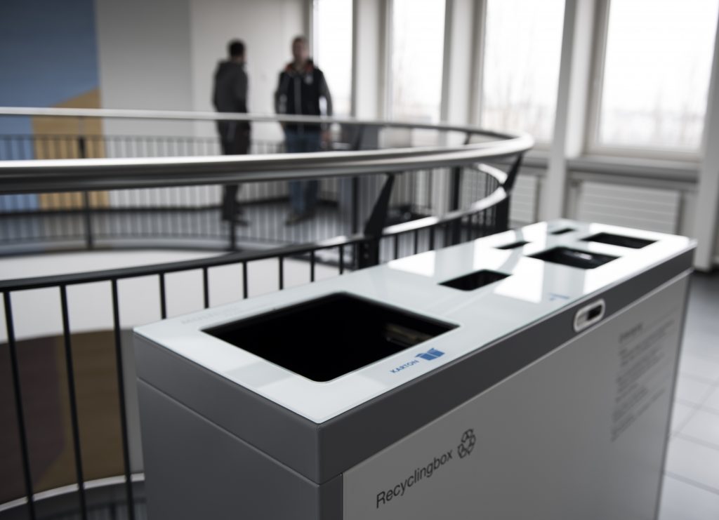 Recyclingstation, 110lt , Recycling Station Innen, Recyclingstationen Büro, Recycling Stationen Edelstahl, Recyclingbehälter Drinnen, Recyclings Box PET, Abfallbehälter, Wertstoffbehälter, 110 Liter, Swissmade, Suva, Luzern, Schweiz, Trasch, Recycle, Garbage, Recycling Bin