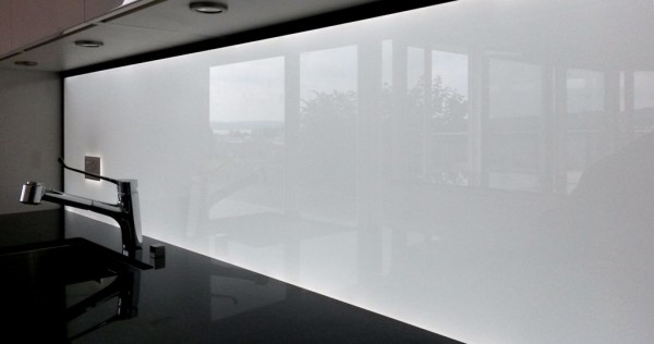 Beleuchtete Küchenrückwand Weiss aus ESG Glas mit LED Beleuchtung, LED Glasrückwand, Leucht Rückwand, kitchen splashback led