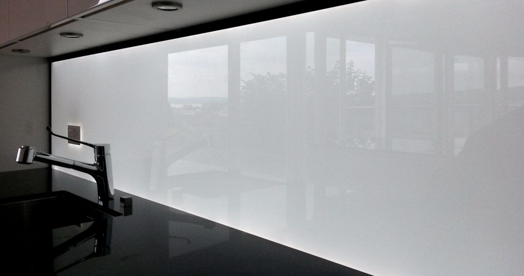Weiss beleuchtete Küchenrückwand LED, Leuchtfläche als Arbeitslicht, Leuchtrahmen