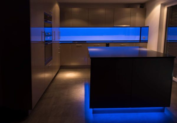  LED Küchenrückwand, Leuchtwand, Flachleuchte, homogene Leuchtfläche, Glas Küchenwand, RGB LED