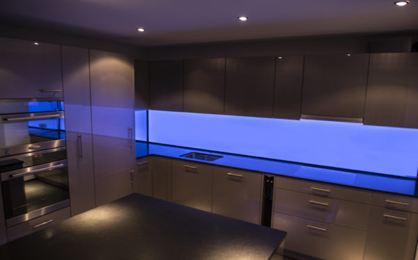 LED Küchenrückwand RGB-Blau, LED Küchenrückwand, RGB Leuchtwand, Flachleuchte, ESG Glas, Küchenwand, Beleuchtet, Hinterleuchtet, Arbeitsleuchte, Küchenbeleuchtung