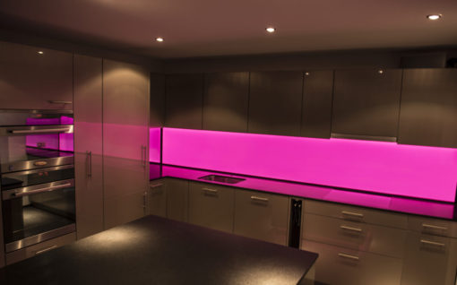 LED Küchenrückwand RGB-Pink, LED Küchenrückwand, RGB Leuchtwand, Flachleuchte, ESG Glas, Küchenwand, Beleuchtet, Hinterleuchtet, Arbeitsleuchte, Küchenbeleuchtung