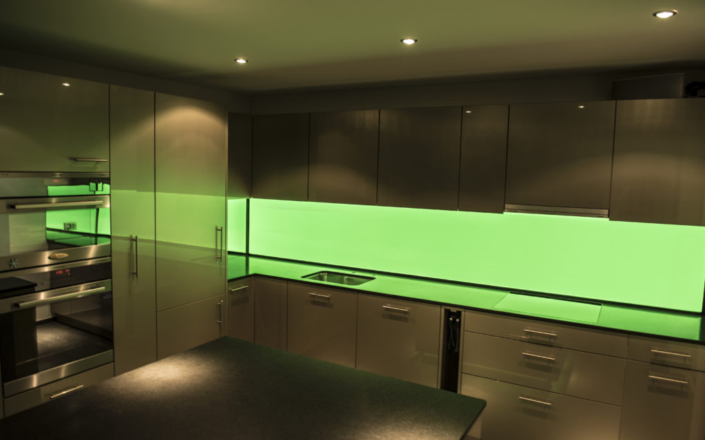 LED Küchenrückwand RGB-Grün, LED Küchenrückwand, RGB Leuchtwand, Flachleuchte, ESG Glas, Küchenwand, Beleuchtet, Hinterleuchtet, Arbeitsleuchte, Küchenbeleuchtung