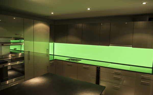 LED Küchenrückwand, RGB Leuchtwand, Flachleuchte, ESG Glas, Küchenwand, Beleuchtet, Hinterleuchtet, Arbeitsleuchte, Küchenbeleuchtung, kitchen splashback led