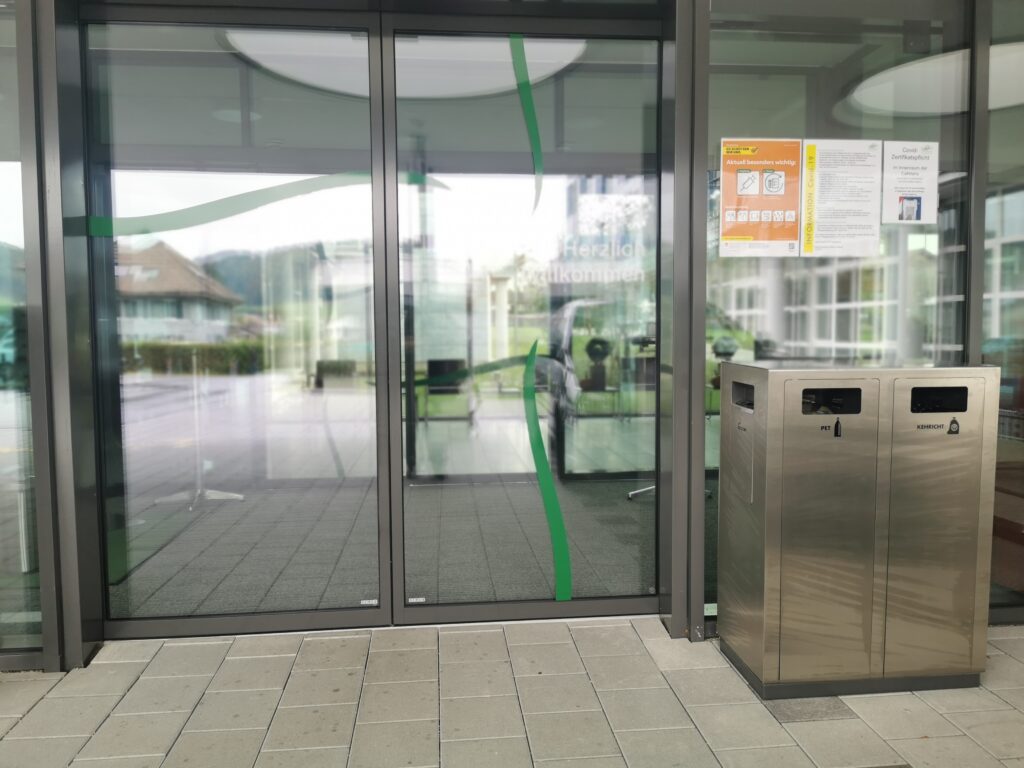W2 Recyclingstation Feldheim in Zofingen, Abfallbehälter Edelstahl, Swiss Made, 2 x 110 Liter PET und Kehricht mit Ascher