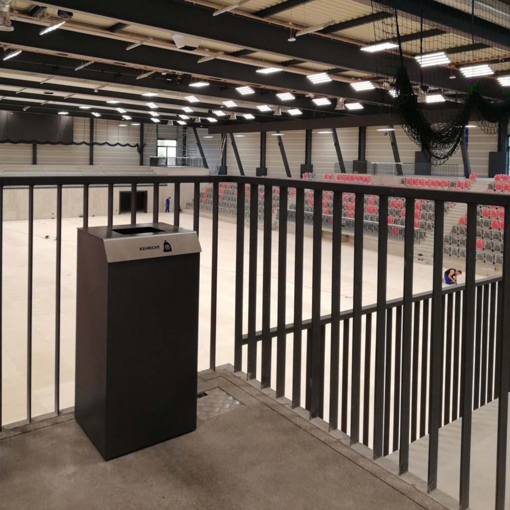 C1 Bin Recyclingbehälter in der Ballsporthalle in Muri bei Bern, Abfallstation 110 Liter