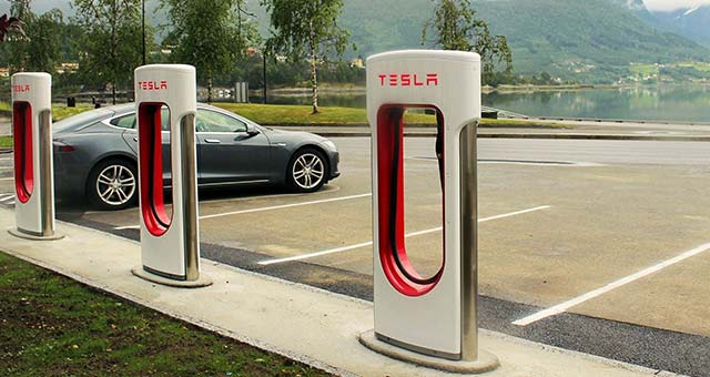Tesla S am Supercharger, Ladesäule, Stromtankstelle