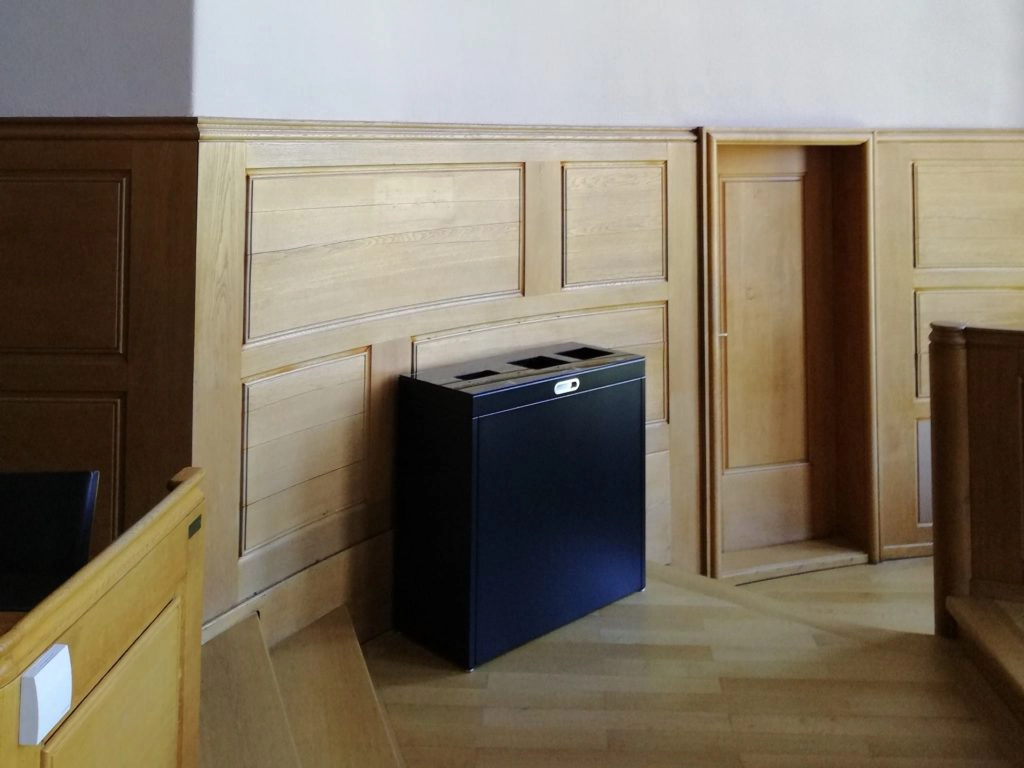 Recyclingstation Multilith 3.0 im Rathaus Bern, Abfallbehälter, Grossrat Saal, PET Recylcing, Wertstofftrtenner, Abfallbehälter, Public Waste bin, Abfall Mobiliar