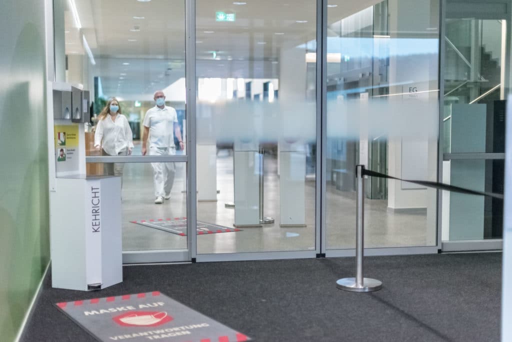 Hygienestation P-Serie, geschlossene Abfallstation mit Maskenspender und Desinfektion in RAL9016 Spital Burgdorf