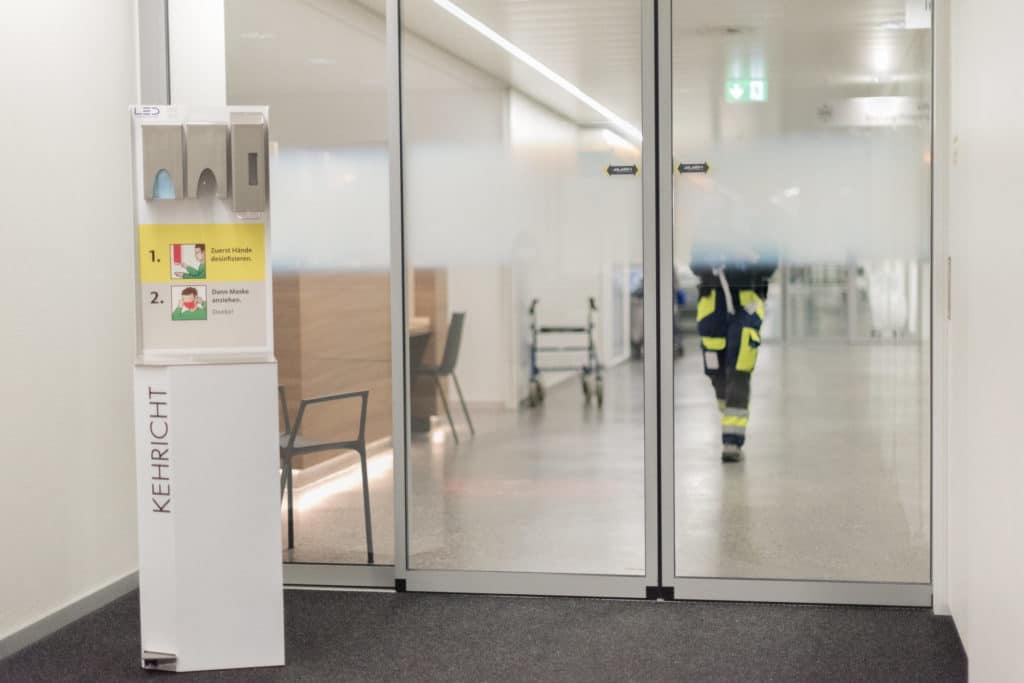 Hygienestation P-Serie, geschlossene Abfallstation mit Maskenspender und Desinfektion in RAL9016 Spital Burgdorf