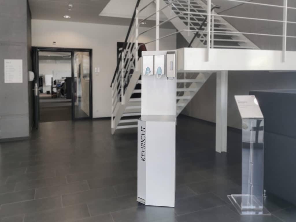 P-Serie Hygienestation, geschlossene 110 l Abfallstation mit Maskenspender und Desinfektion in RAL9016 bei ABB Oerlikon, Swiss Made