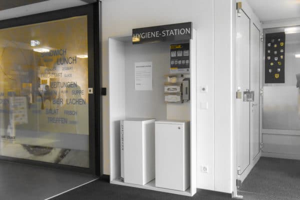 Health Care Station im Coop Reichenburg, geschlossener Abfallbehälter P-Bin mit Hygienemobiliar