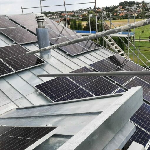 PV Anlage Iseli in Ipsach Solaranlage auf Blechfaltzdach montiert mit K2 Blechfalzklemme DS-midi