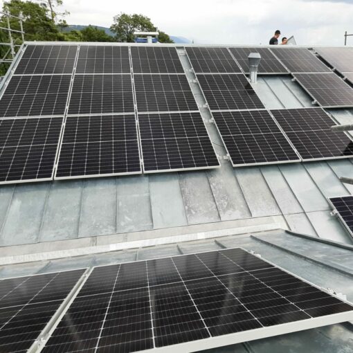 Solar Anlage Ipsach Iseli auf Blechfaltzdach montiert mit K2 Blechfalzklemme DS-midi