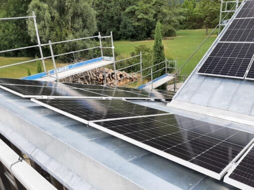 PV Anlage Ipsach Iseli, Solaranlage auf Blechfaltzdach montiert mit K2 Blechfalzklemme DS-midi