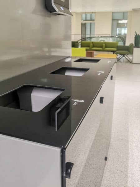 ESG Glas Recyclingstation Monolith Trio im Insel Spital Bern, Bettenhochhaus setzt auf Recyclingstationen der LED Werkstatt GmbH, Swiss Made