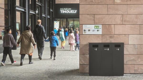 Recyclingstation W3 RAL 9011, Abfalltrennung, Edelstahl Recycling Station, moderner Abfallbehälter mit PET, Alu und Ascher, 3 x 110l Swiss Made