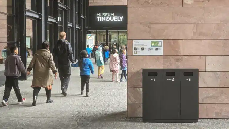 Recyclingstation W3 RAL 9011, Abfalltrennung, Edelstahl Recycling Station, moderner Abfallbehälter mit PET, Alu und Ascher, 3 x 110l Swiss Made