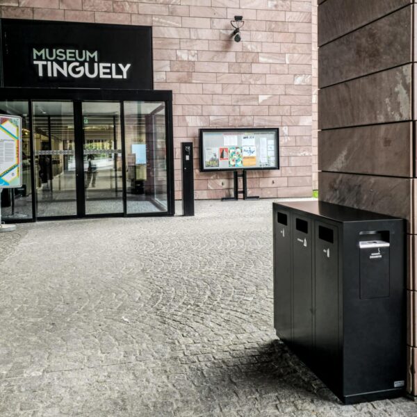 Recyclingstation W3 RAL 9011, Abfalltrennung, Edelstahl Recycling Station, moderner Abfallbehälter mit PET, Alu und Ascher, 3 x 110l Swiss Made